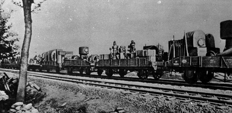 Поезд с оборудованием эвакуированного завода идет на восток (1941 г.)