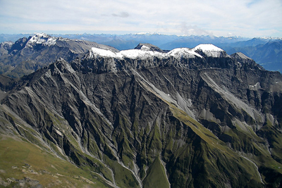 Вид западного крыла горной тектонической группы Сардона со снежными вершинами