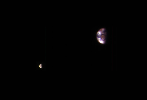 Снимок Земли и Луны с орбиты Марса
