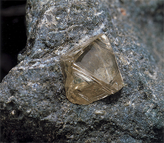 Алмаз в вмещающей породе