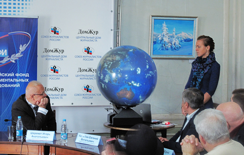 Научный сотрудник ГЦ РАН Ольга Самохина демонстрирует работу сферического экрана.