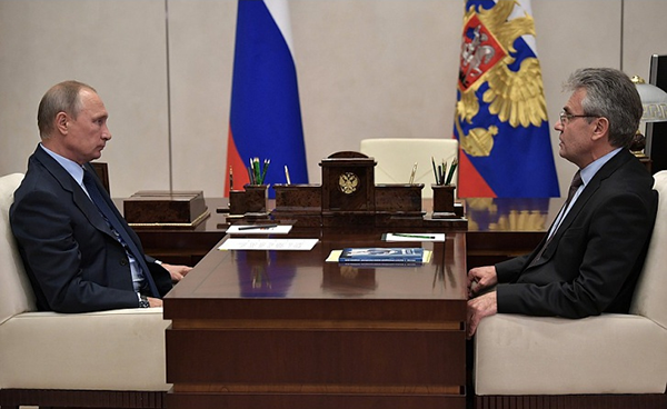 Президент РФ В. В. Путин и президент РАН А. М. Сергеев. (Источник kremlin.ru)