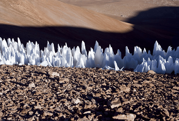Пример пенитентов на вершине потухшего вулкана Чимборасо (Чили). Хотя пенитенты вулкана в Чили в разы меньше, их лезвия такие же острые, как и на Плутоне.