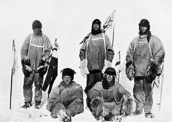 Команда Скотта на Южном полюсе 18 января 1912 года. Стоят: Уилсон, Скотт, Отс. Сидят: Бауэрс, Э. Эванс. Это последняя фотография, сделанная группой Скотта.