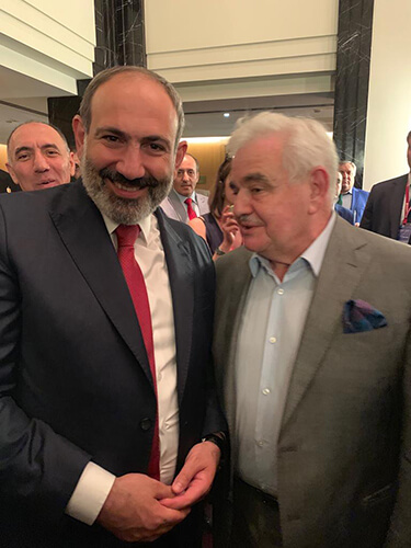 Слева направо: Премьер-министр Республики Армения Н. Пашинян и академик РАН Л. А. Вайсберг