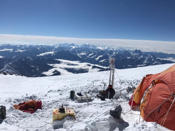 Skvazhina na Elbruse