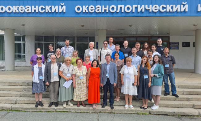 участники