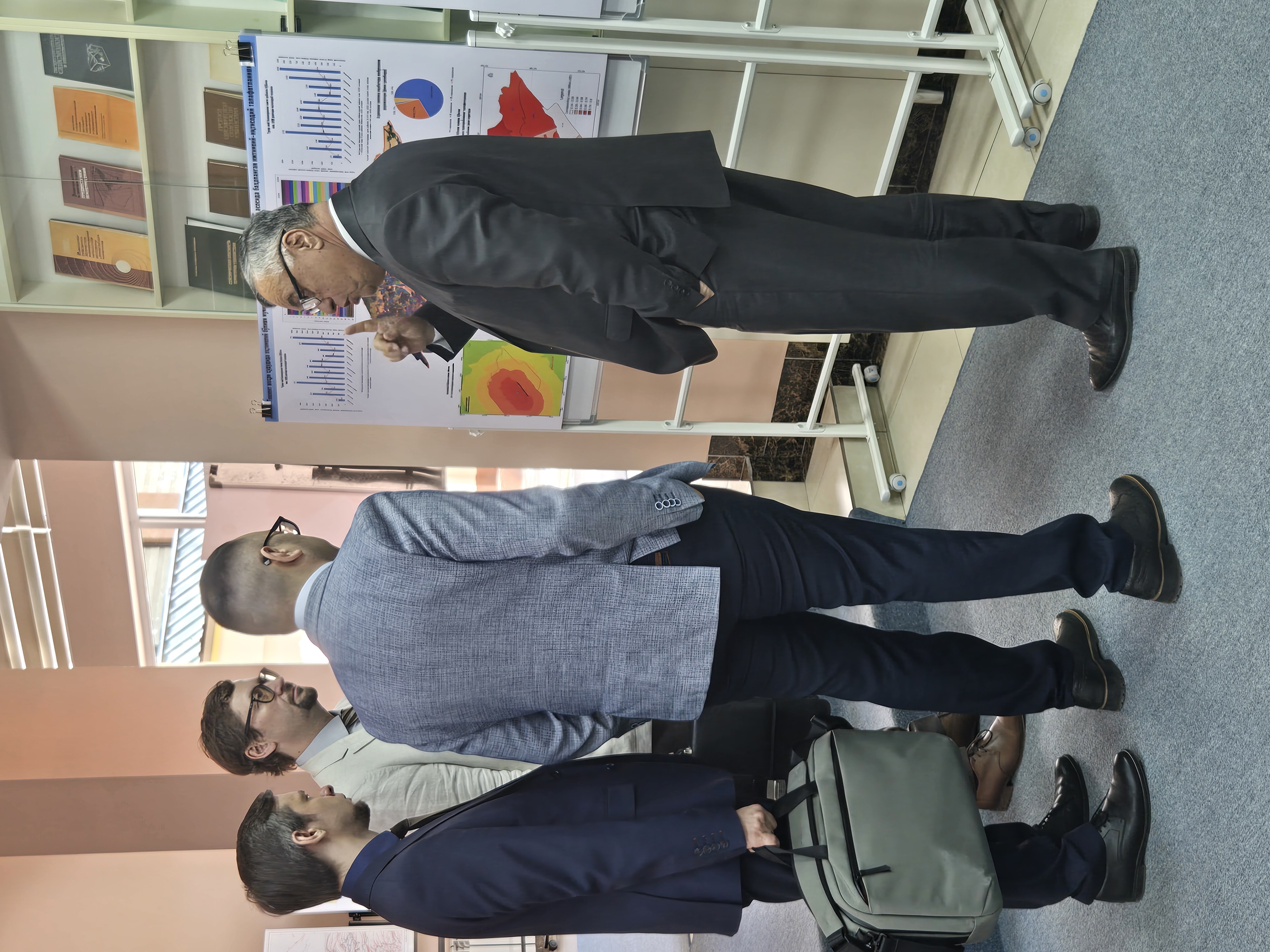 Директор ИС АН РУз, д.г.-м.н., проф. В.&nbsp;А.&nbsp;Исмаилов знакомит сотрудников ГЦ с моделью экономических рисков от землетрясений