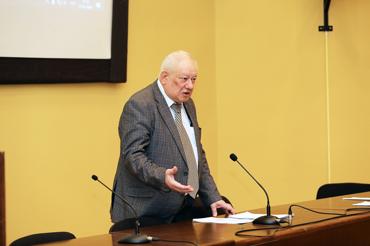 академик РАН Н. С. Бортников