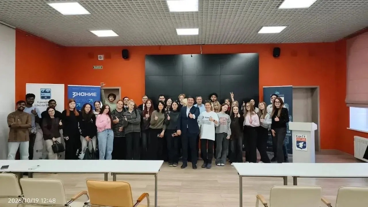 участники