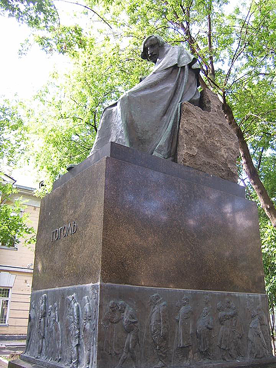 Н. В. Гоголь (памятник работы Н. А. Андреева)
